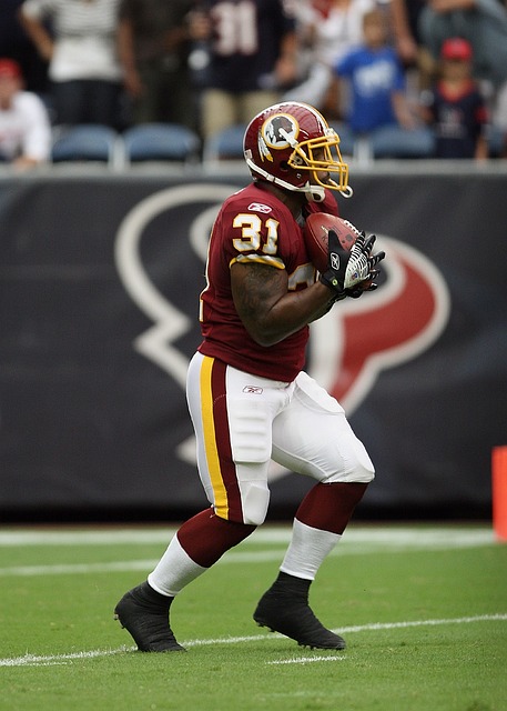 哈利伯顿狂胜53分，步行者近10战8胜，笑容甜美.